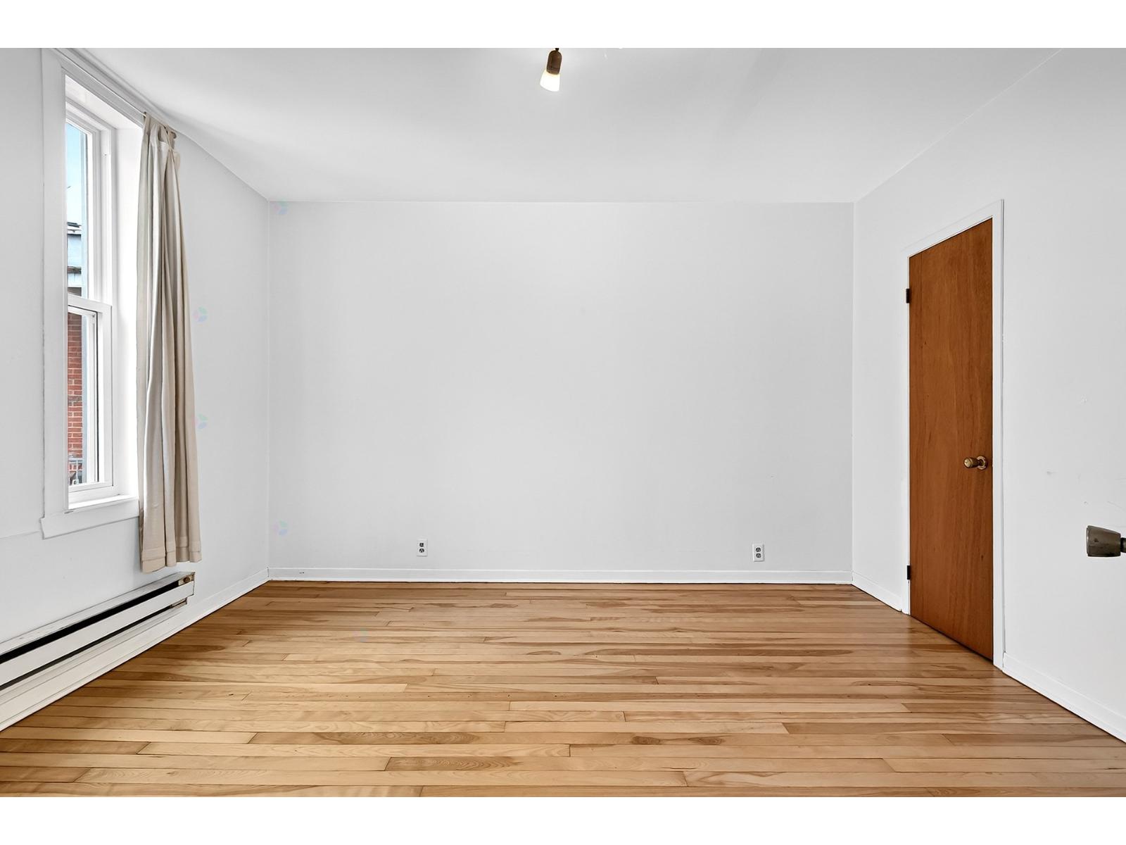 5487 Av. De L'esplanade Property Photo 5