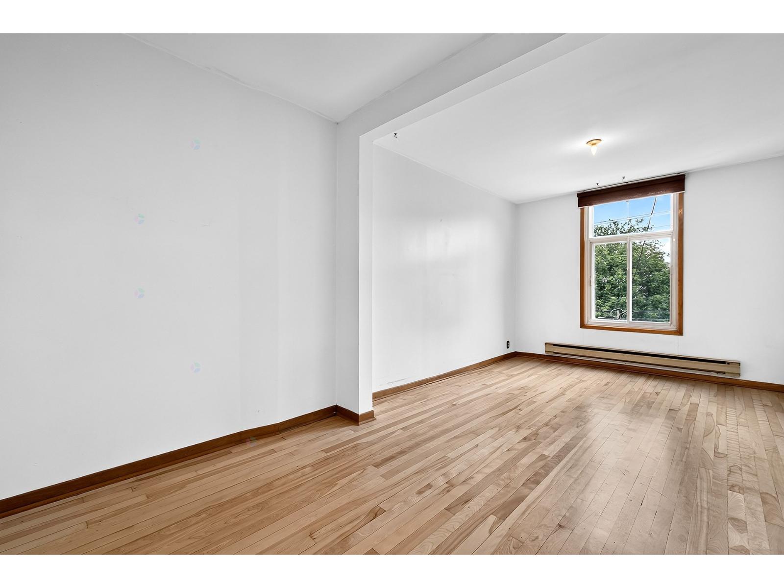 5487 Av. De L'esplanade Property Photo 9