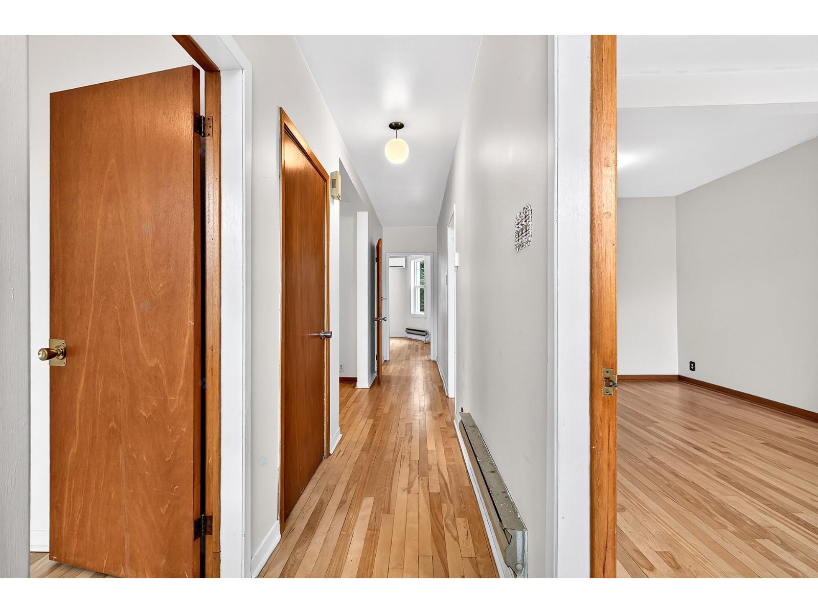 5487 Av. De L'esplanade Property Photo 15
