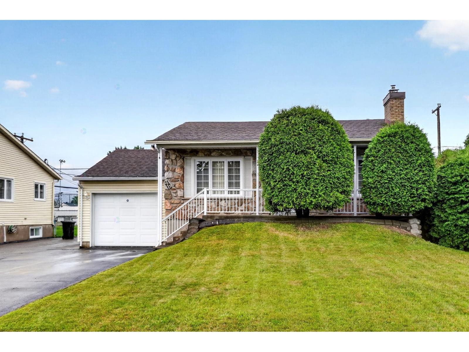 310 Rue Des Chênes Photo de la propriété 1