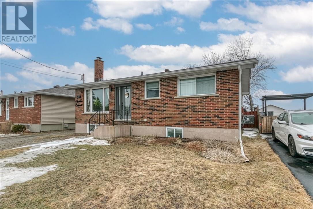 133 Newton Crescent Property Photo 3