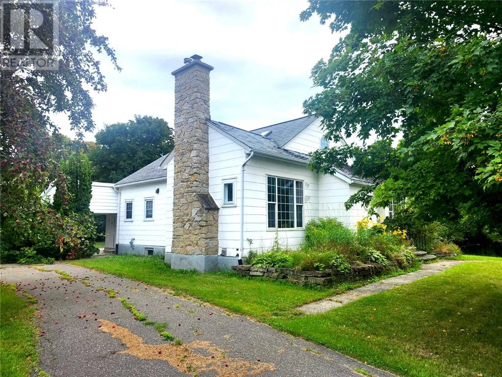 16 Robinson Street W Property Photo 2
