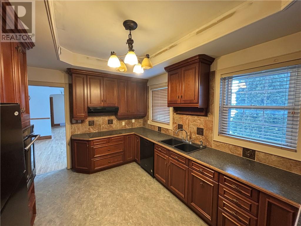 16 Robinson Street W Property Photo 9