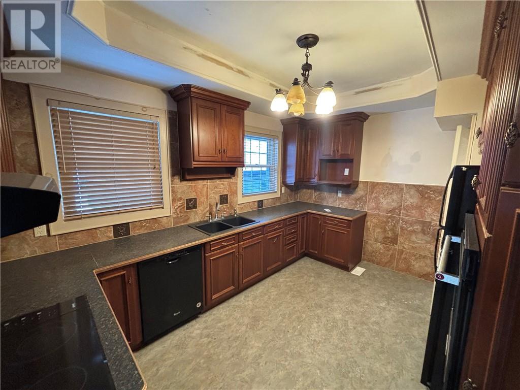 16 Robinson Street W Property Photo 10