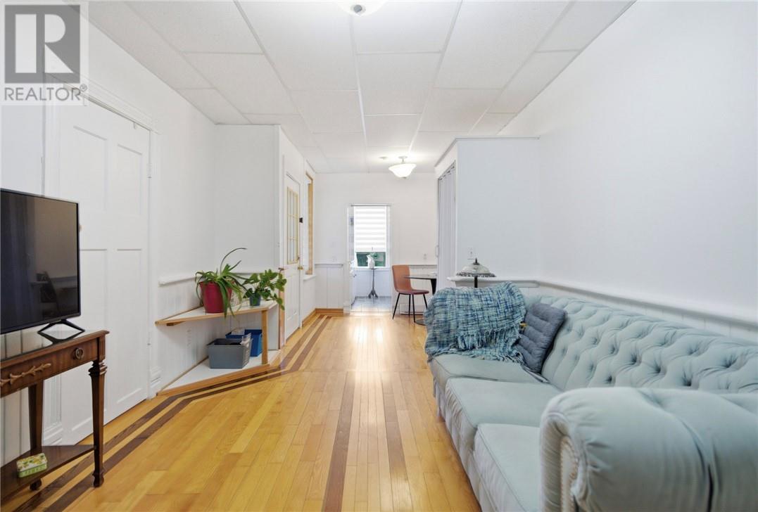 75 Wellington Street Property Photo 13