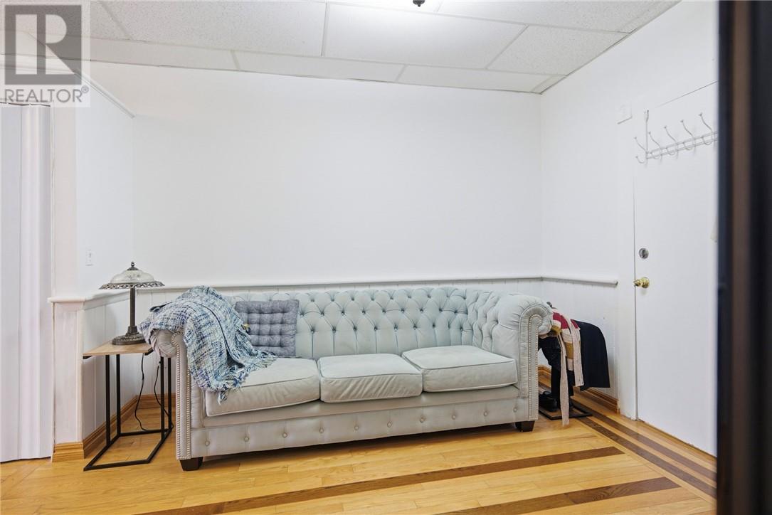 75 Wellington Street Property Photo 14