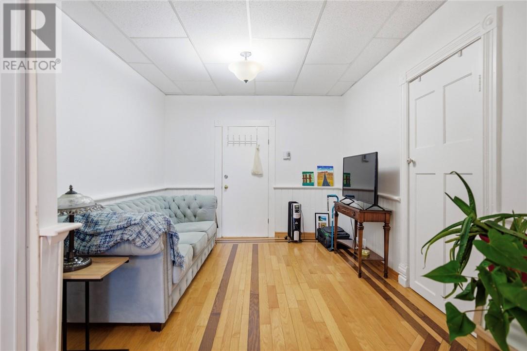 75 Wellington Street Property Photo 16
