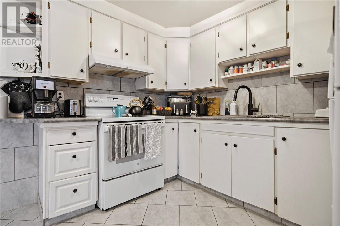 75 Wellington Street Property Photo 36