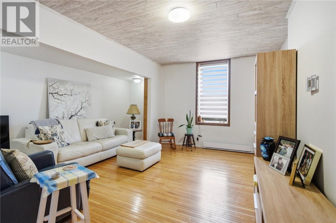 75 Wellington Street Property Photo 8
