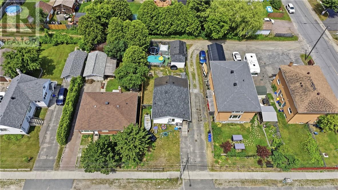 3297 Falconbridge Highway Property Photo 2