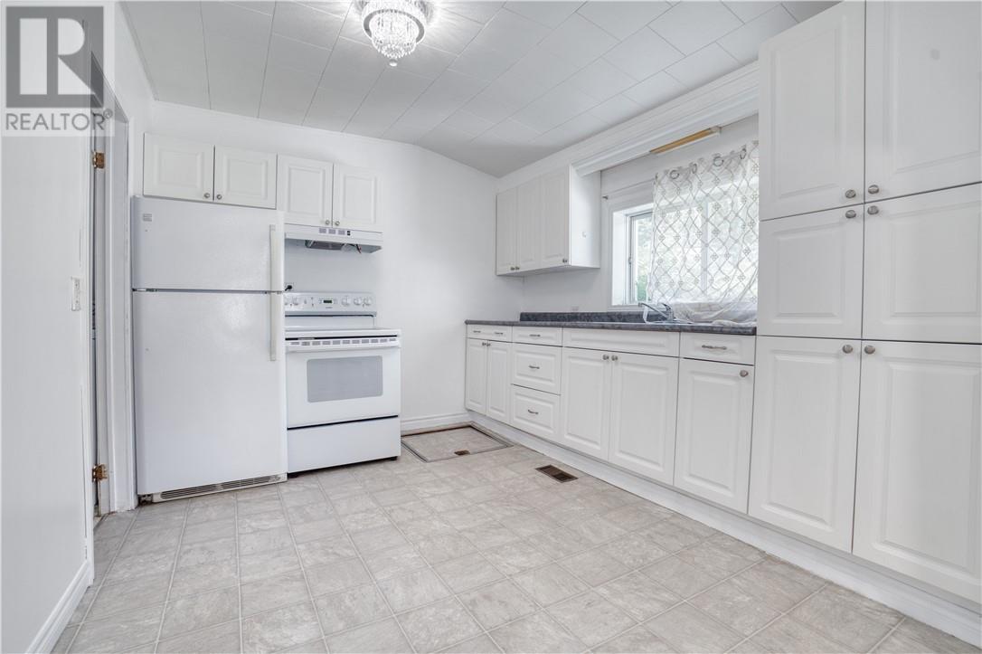 64 Edward Property Photo 2
