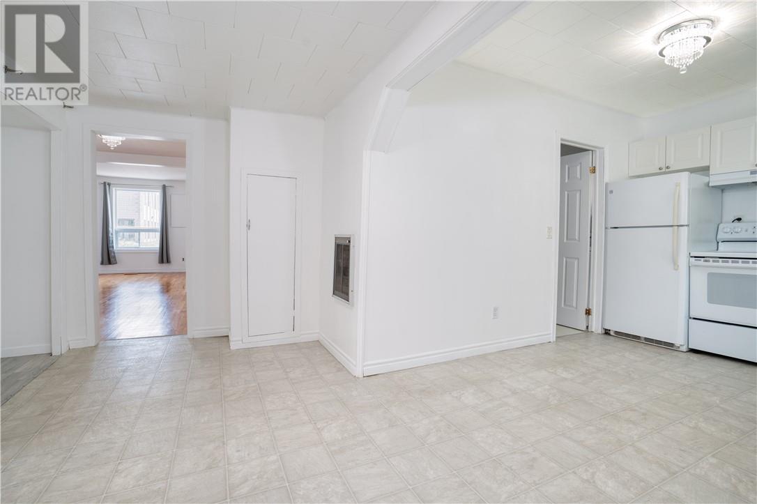 64 Edward Property Photo 3