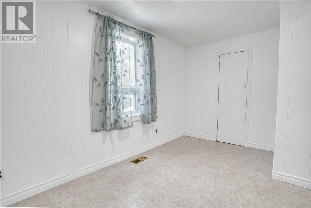 64 Edward Property Photo 14