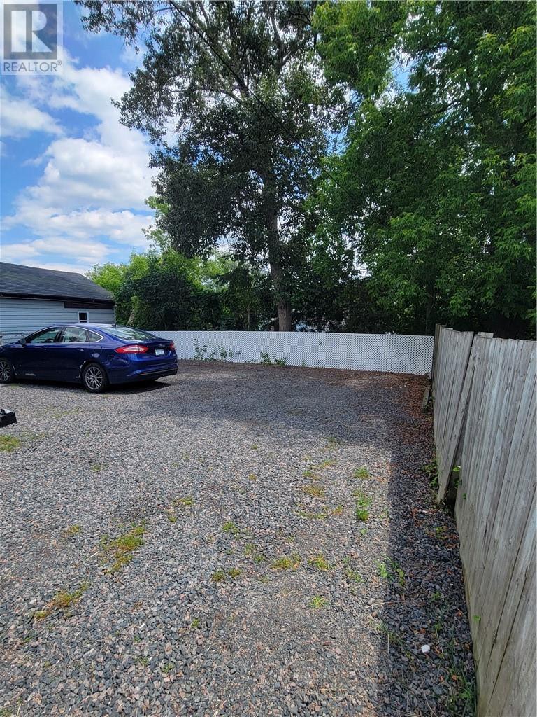 389 Ontario Property Photo 3
