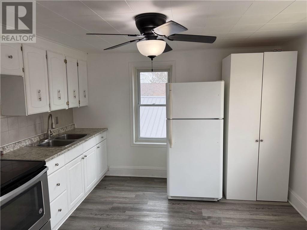 389 Ontario Property Photo 27