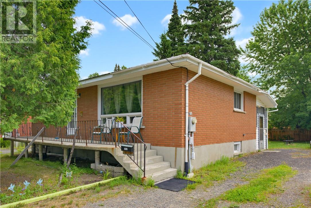 782 Westmount