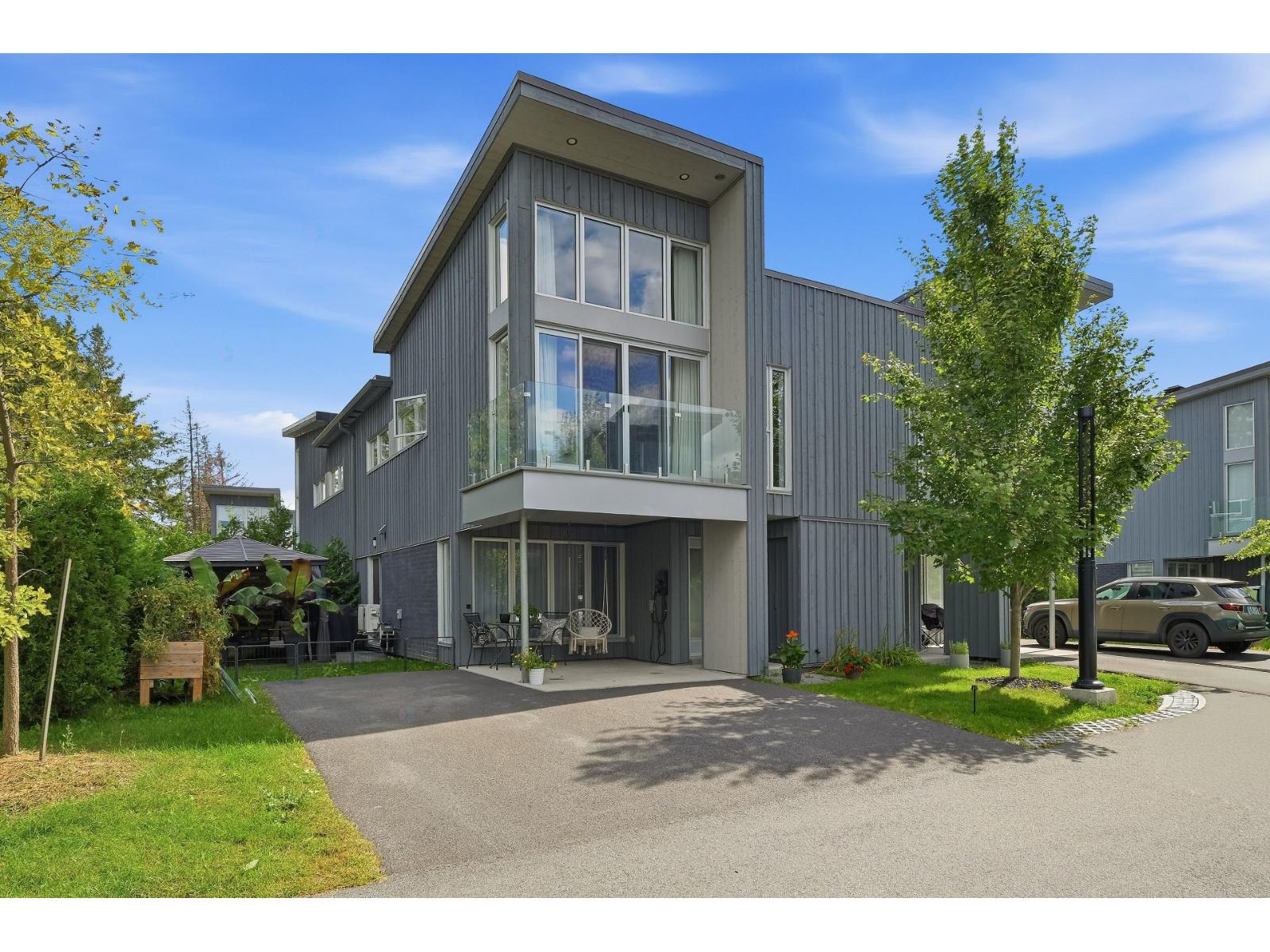 526 Rue Du Ruisseau Photo de la propriété 1