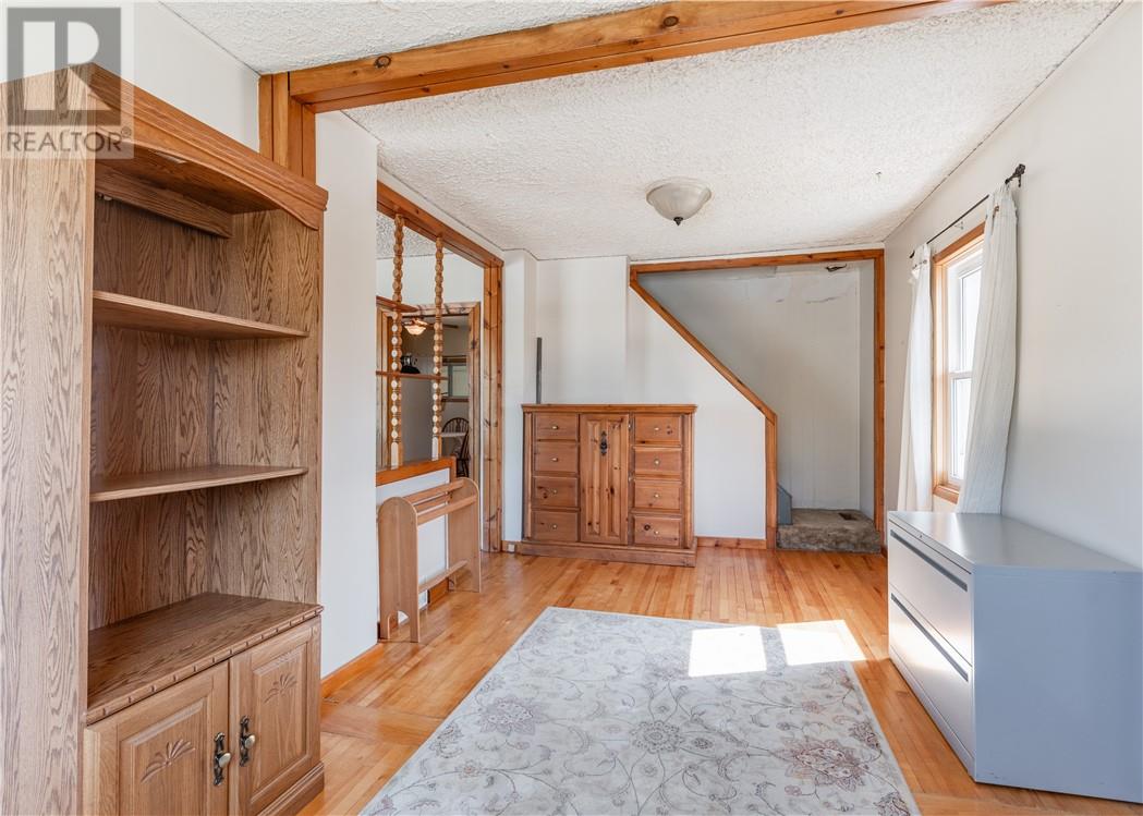 3426 Falconbridge Highway Property Photo 5