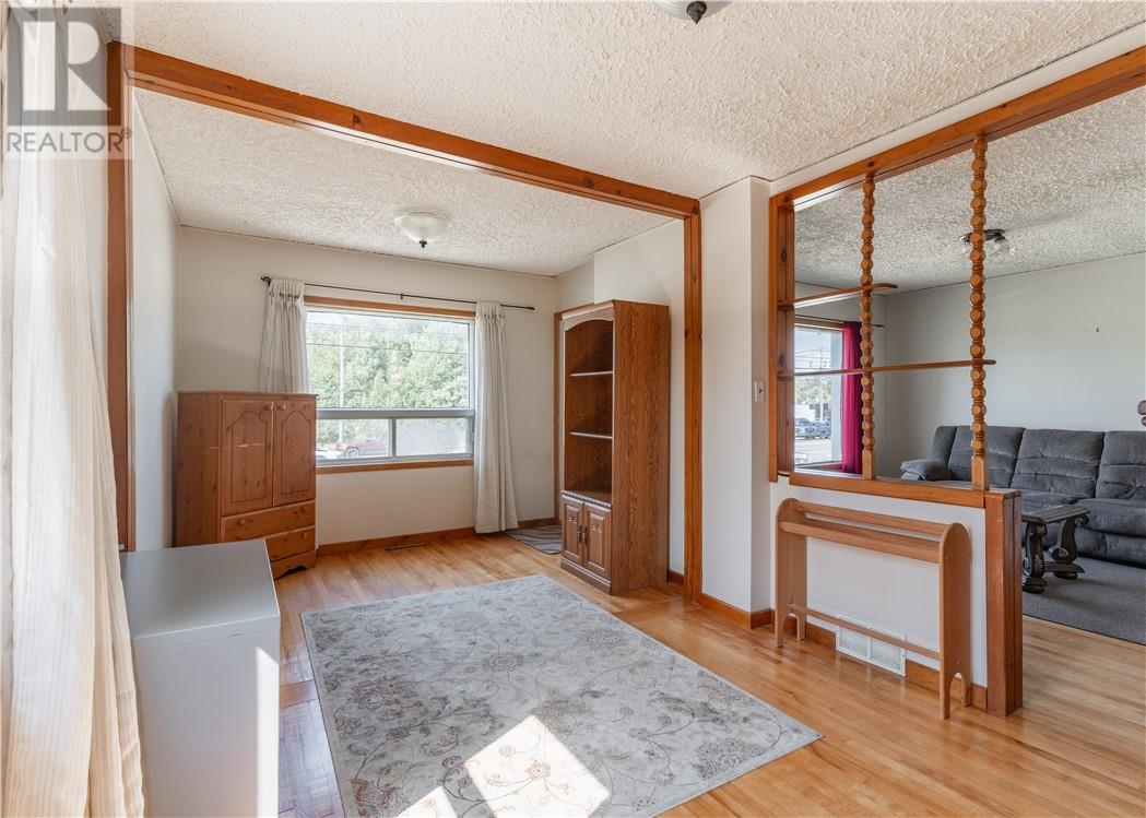 3426 Falconbridge Highway Property Photo 6