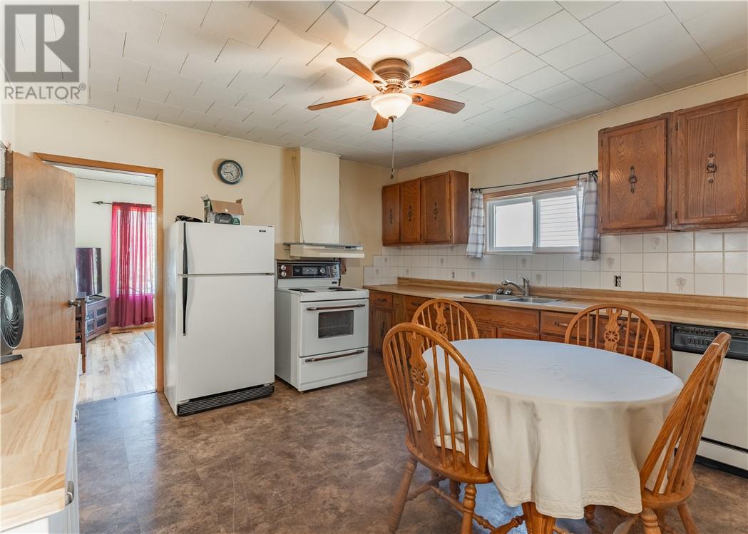 3426 Falconbridge Highway Property Photo 7