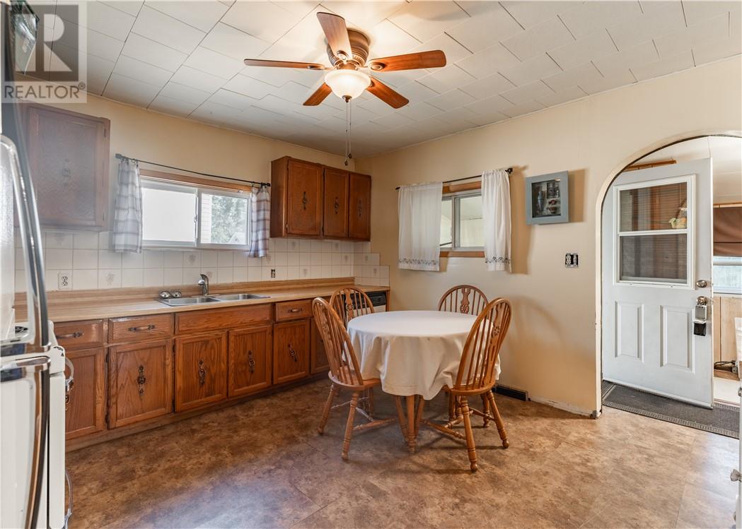 3426 Falconbridge Highway Property Photo 8
