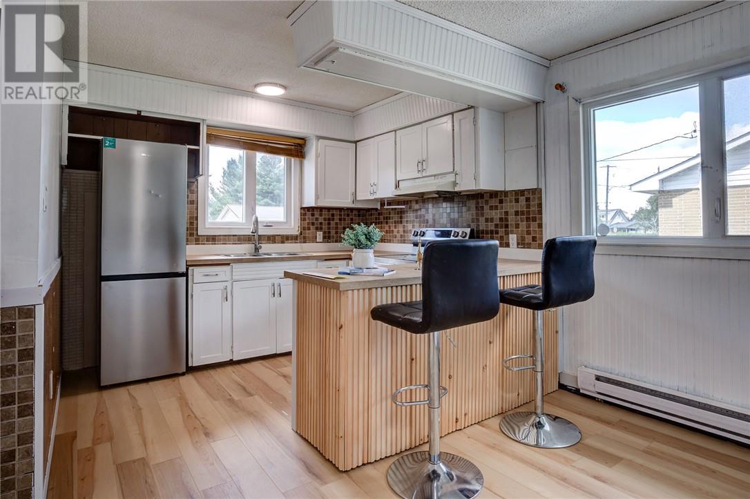 60 Charlotte Property Photo 8