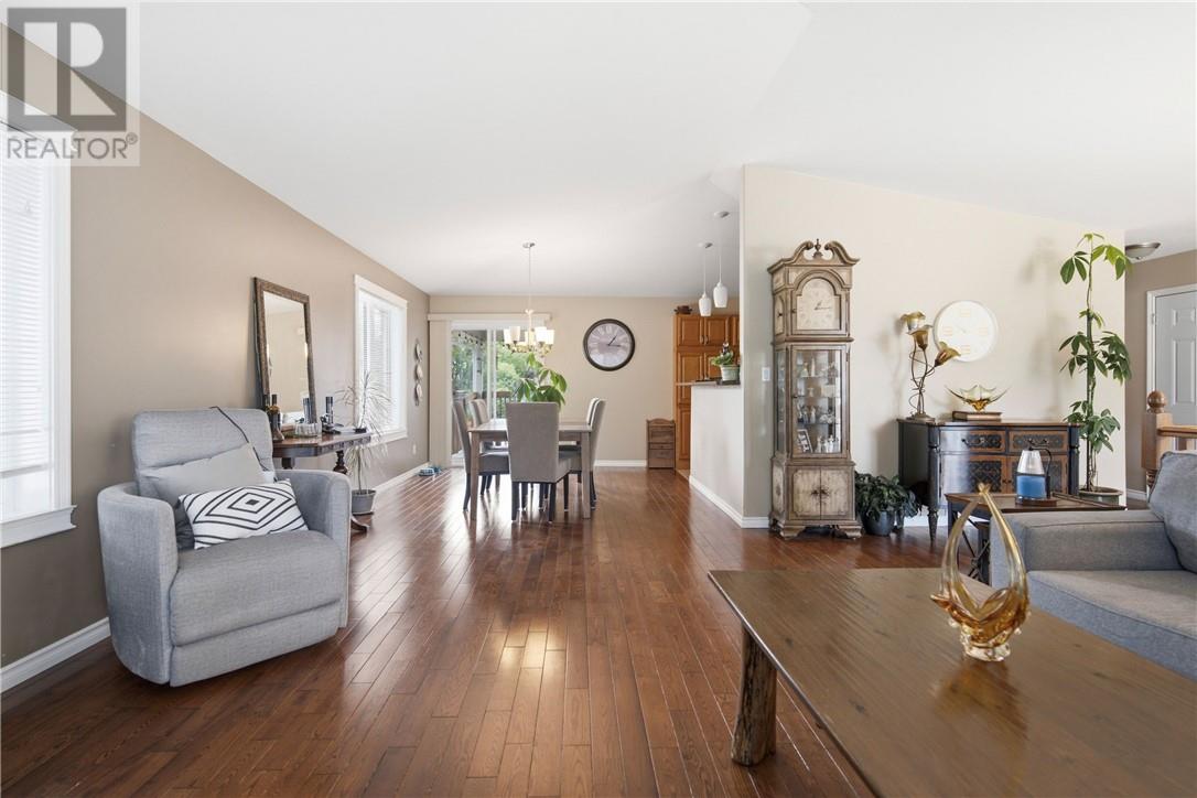 2425 Frontenac Street Property Photo 5