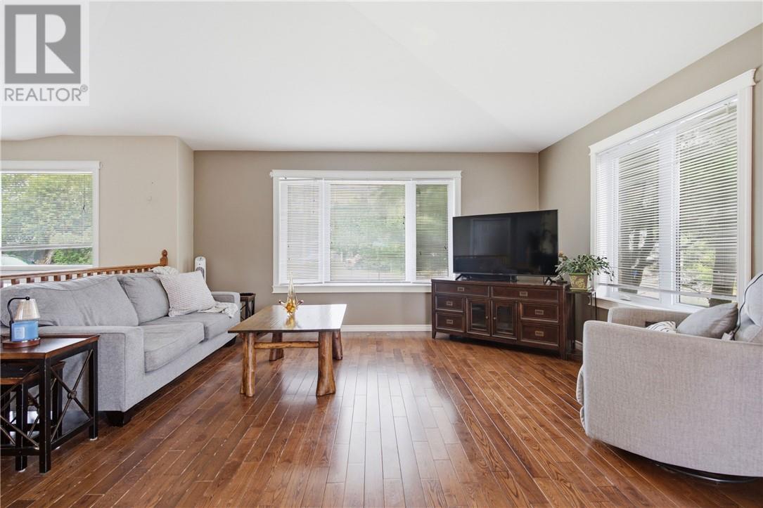 2425 Frontenac Street Property Photo 6