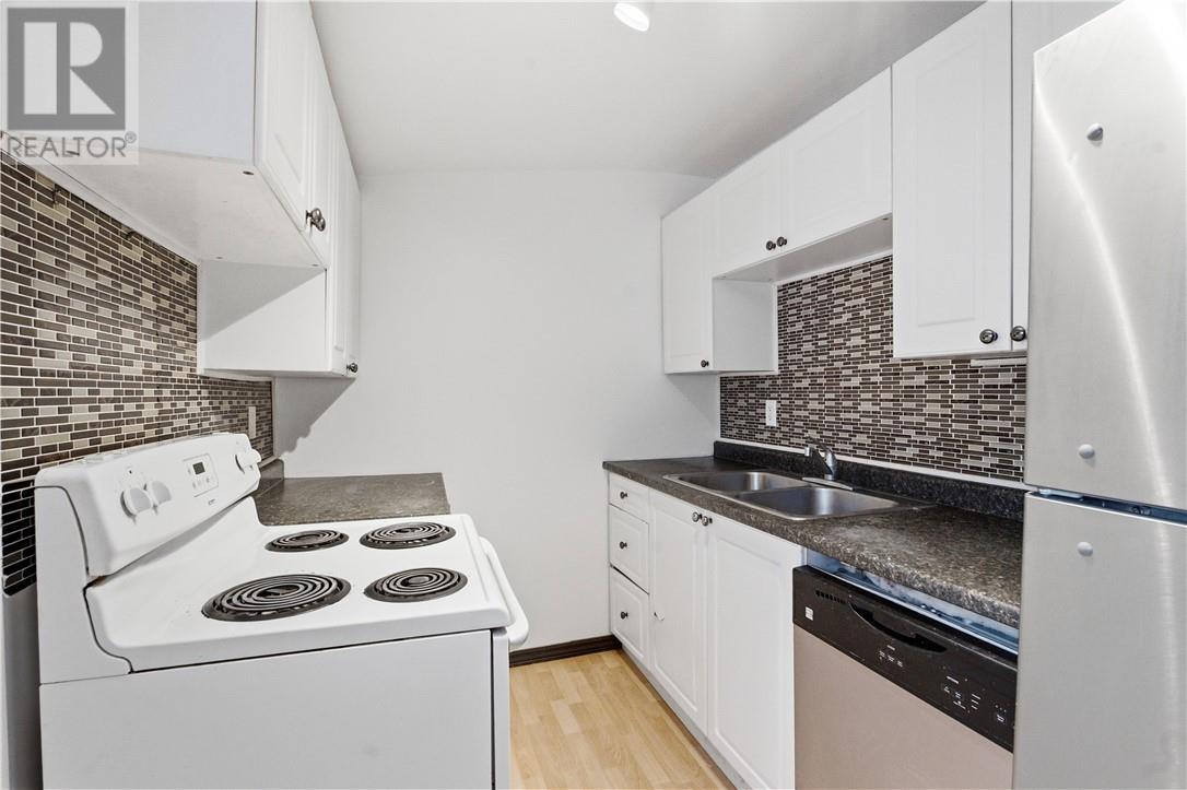 867 Lonsdale Avenue Property Photo 6