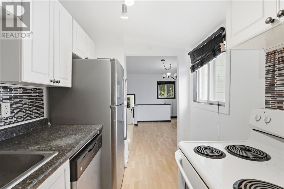 867 Lonsdale Avenue Property Photo 7