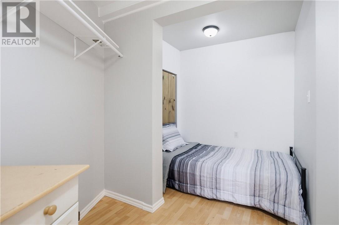 867 Lonsdale Avenue Property Photo 9