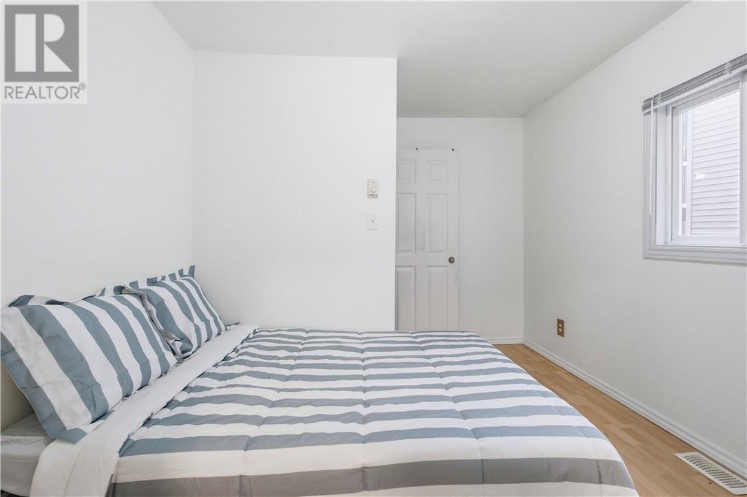 867 Lonsdale Avenue Property Photo 11