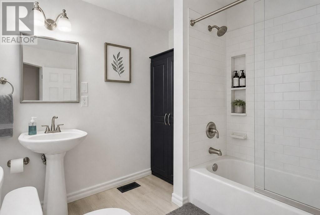 867 Lonsdale Avenue Property Photo 13