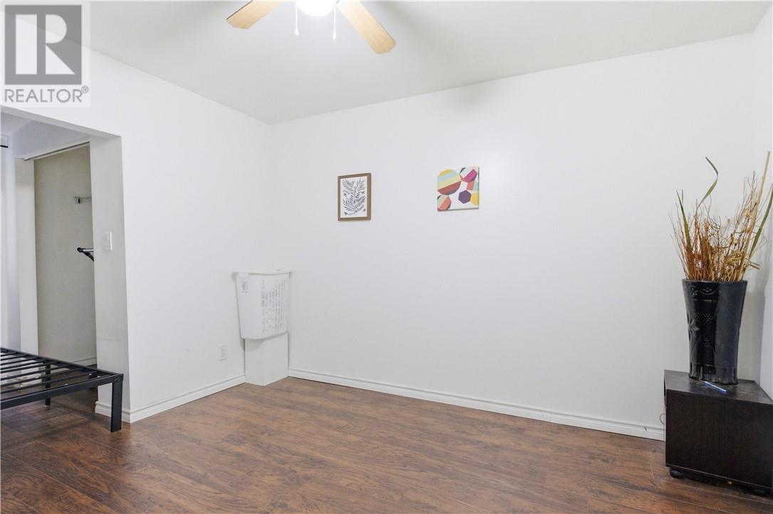 867 Lonsdale Avenue Property Photo 14
