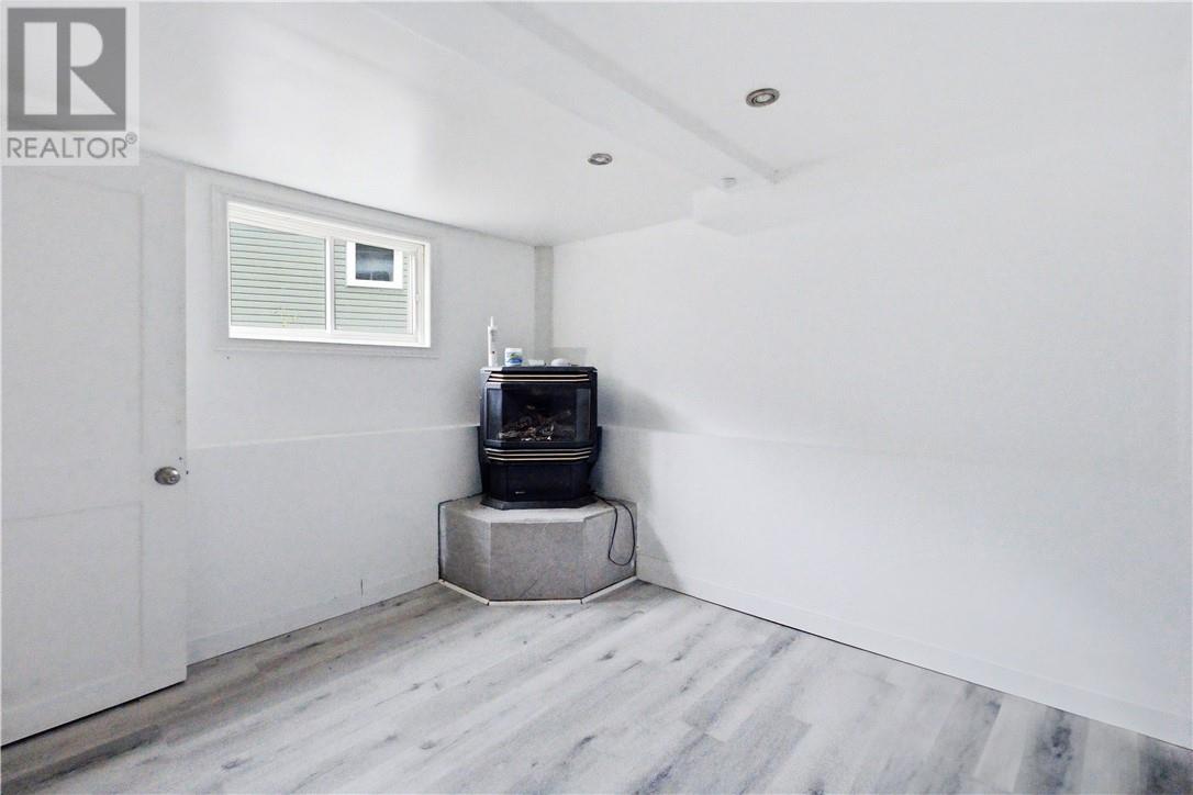 867 Lonsdale Avenue Property Photo 16