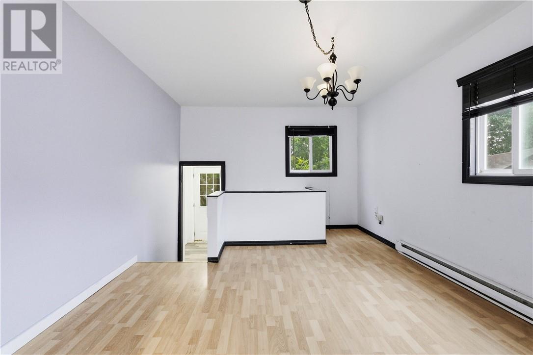 867 Lonsdale Avenue Property Photo 17