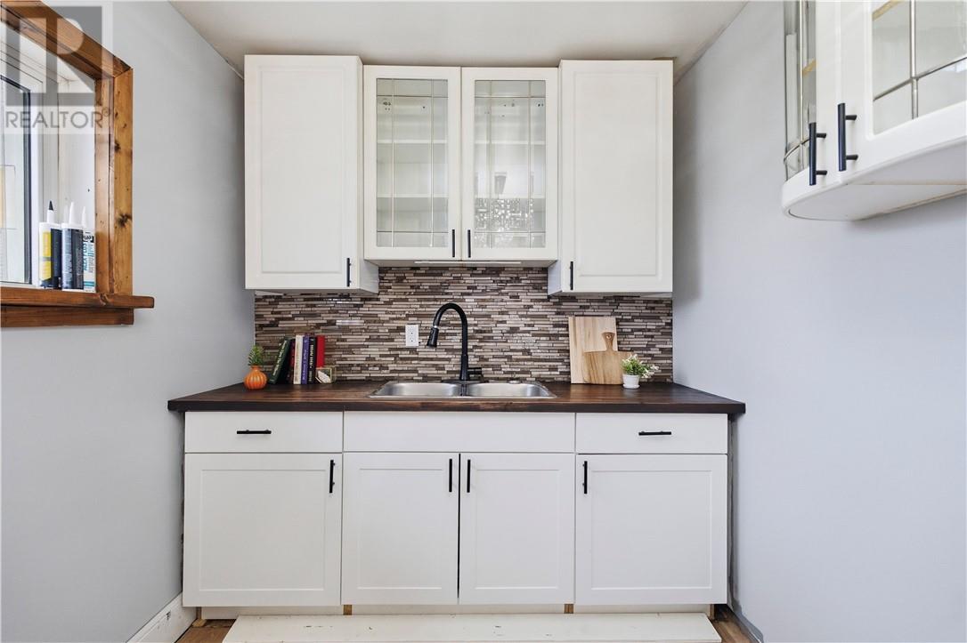 3308 Falconbridge Highway Property Photo 4