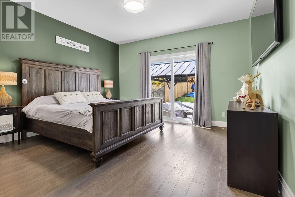 53 Hazelton Property Photo 6