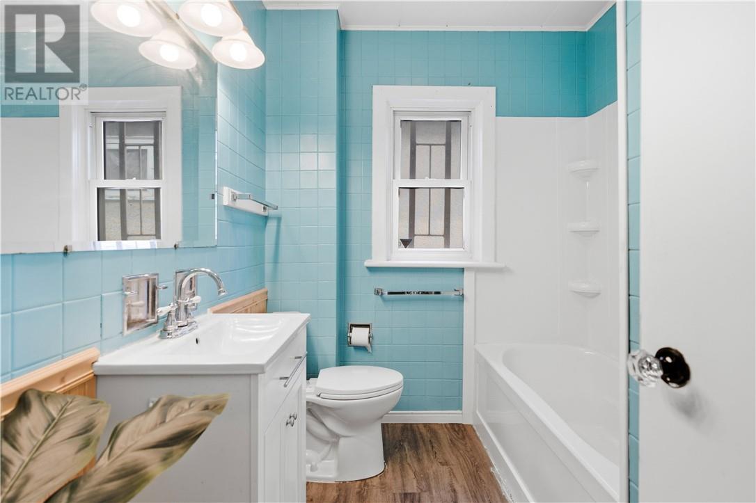 451 Cartier Avenue Property Photo 14