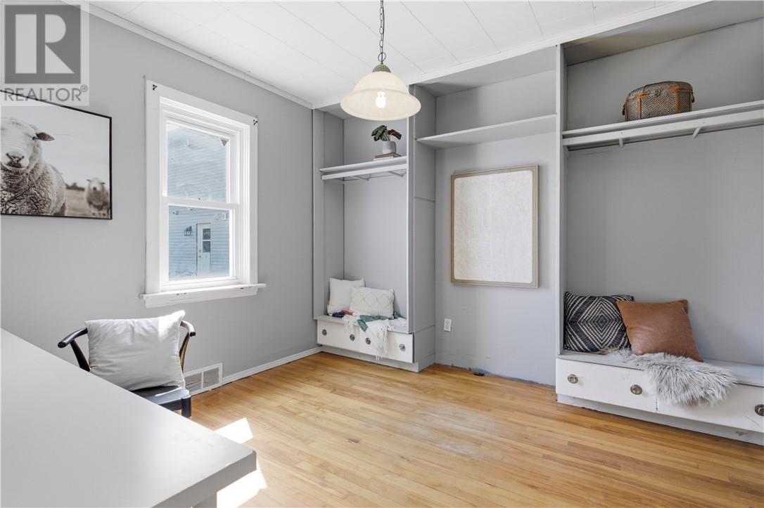451 Cartier Avenue Property Photo 15