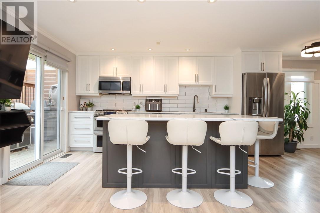 774 Lonsdale Avenue Property Photo 11