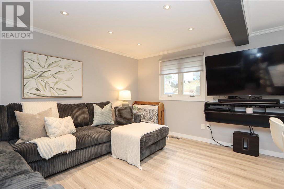 774 Lonsdale Avenue Property Photo 12