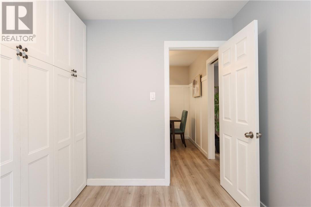 774 Lonsdale Avenue Property Photo 18
