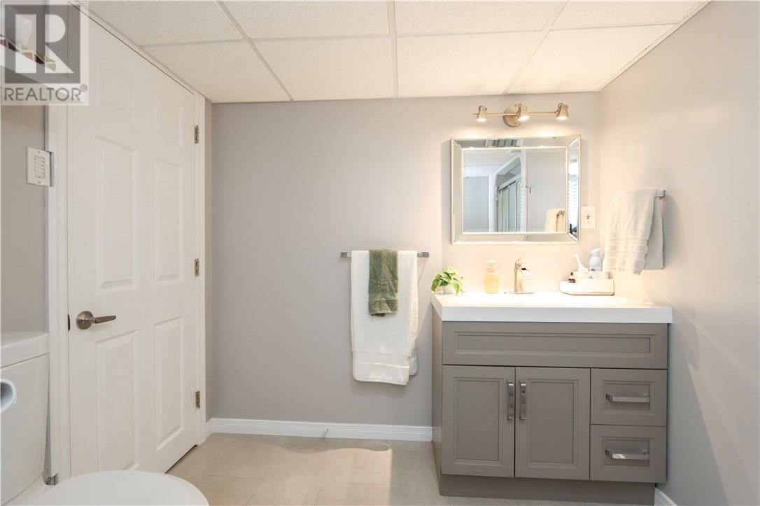 774 Lonsdale Avenue Property Photo 32