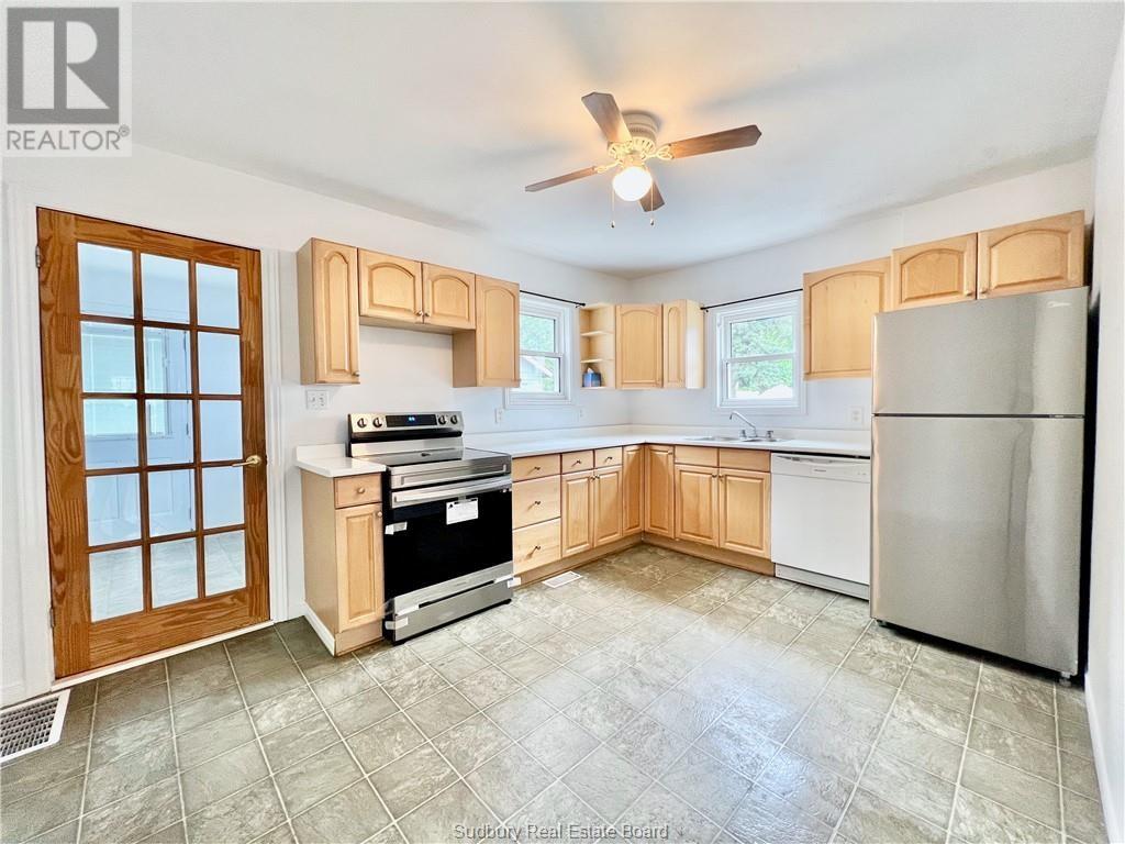 284 Mountain Street Unit# Main Floor Property Photo 7