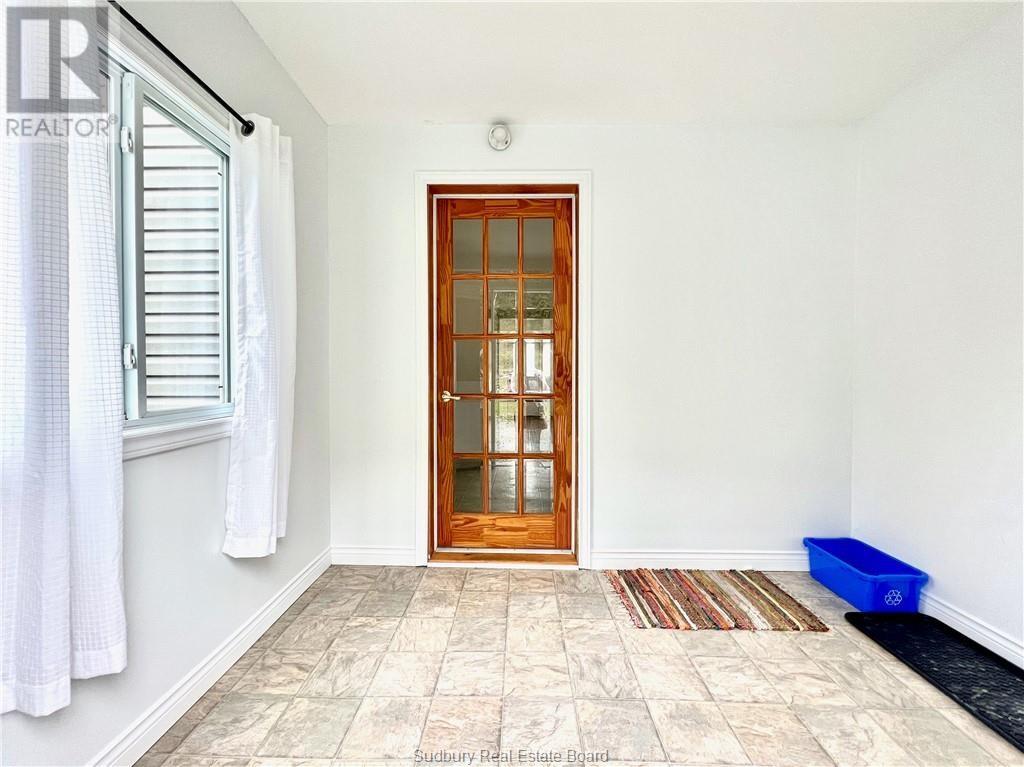 284 Mountain Street Unit# Main Floor Property Photo 12
