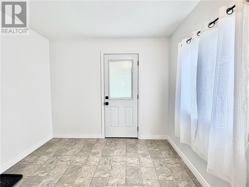 284 Mountain Street Unit# Main Floor Property Photo 13