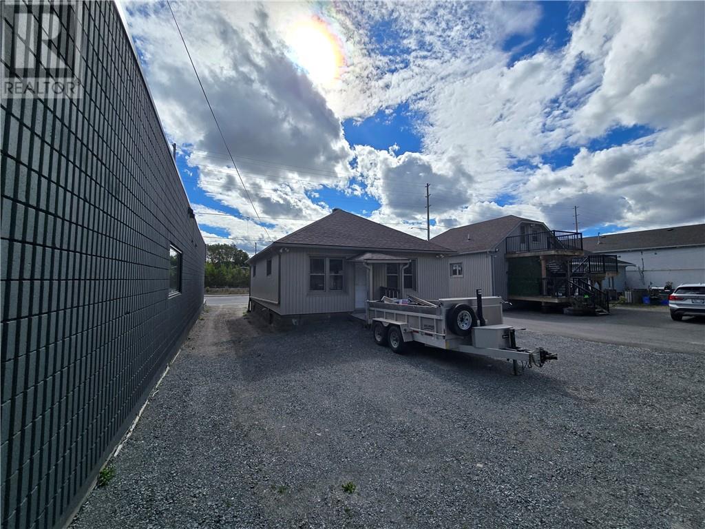 731 Lorne Street Property Photo 2