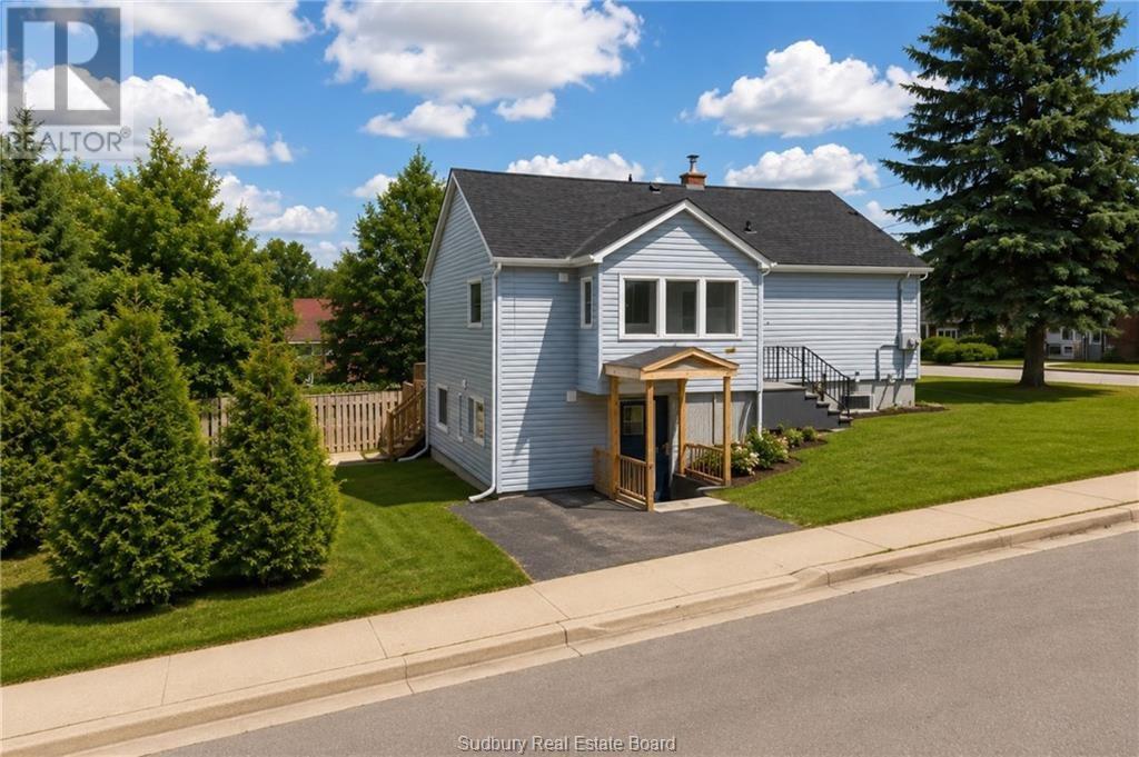582 Ash Street Property Photo 3