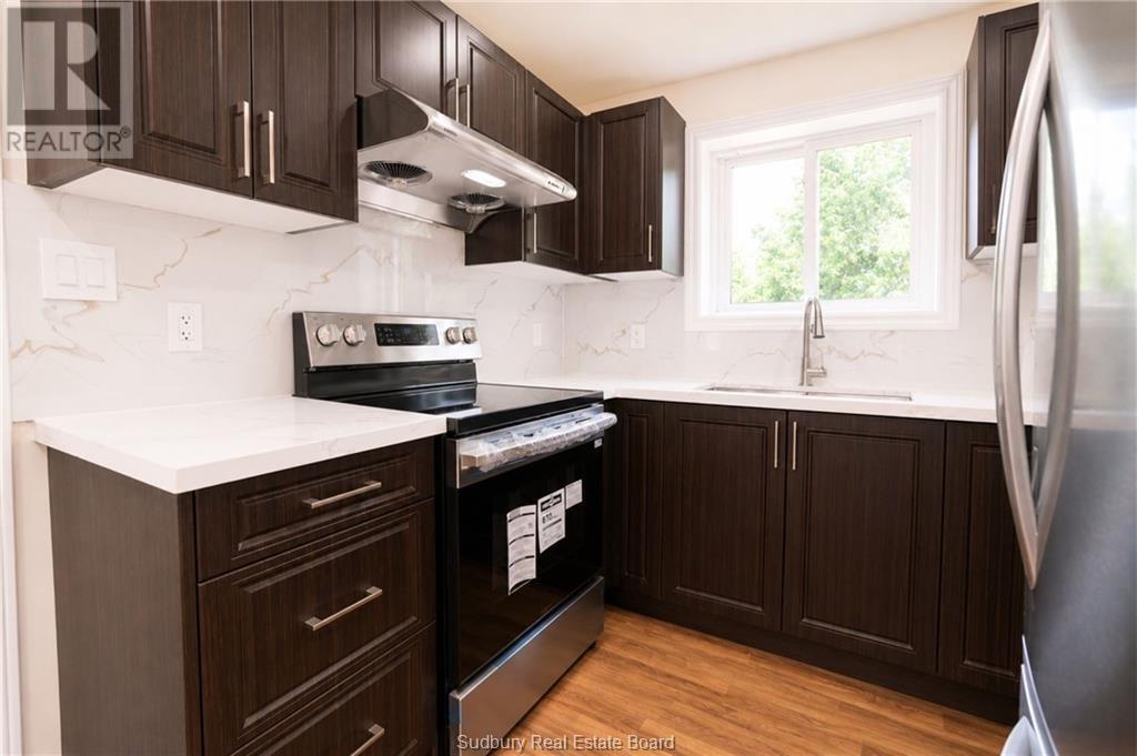 582 Ash Street Property Photo 4